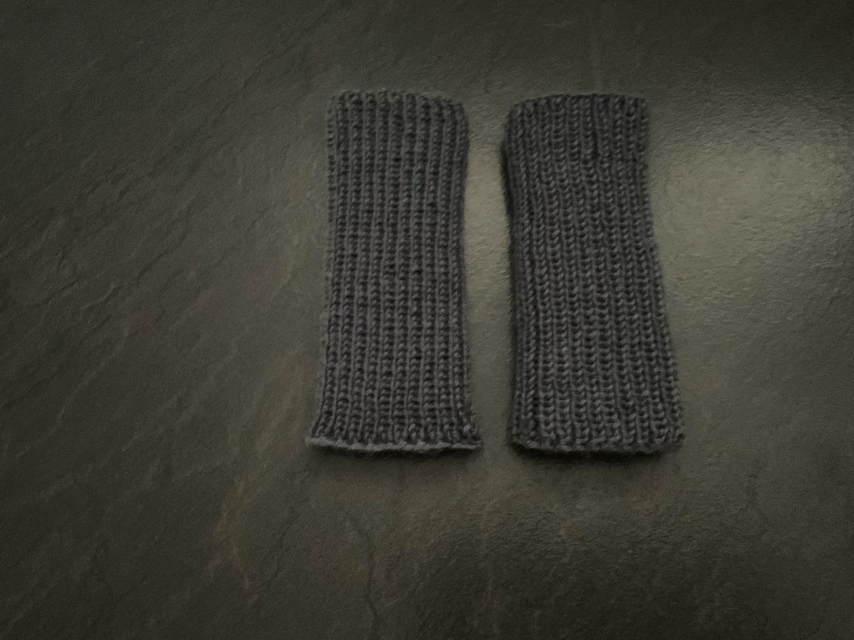 Guanti & manicotti: Handgestrickte Pulswärmer Amedisli Grau  – Nuovo (secondo la descrizione) da Wetzikon ZH venduto da FeeF