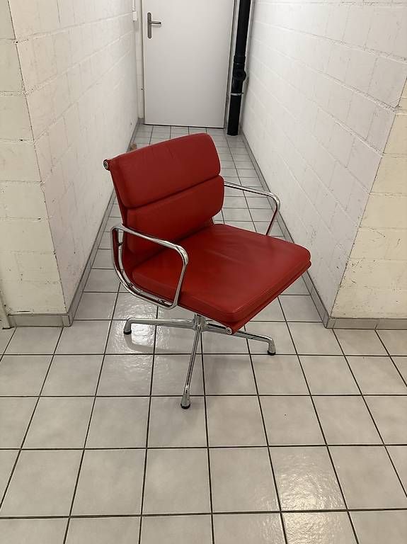 Vitra Stühle: 2x Vitra Eames Soft Pad Chair EA 208 Rot – Gebraucht aus Frauenfeld von Elooooo 2