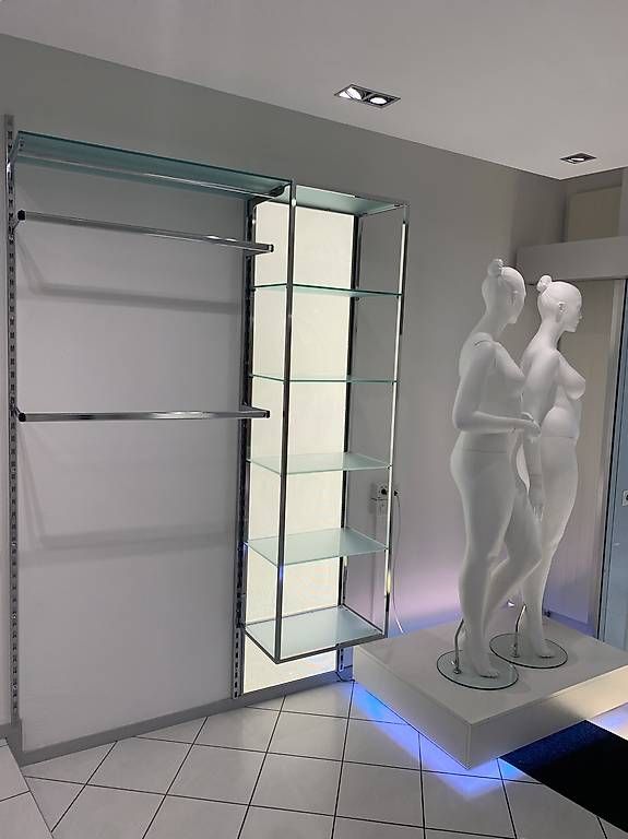 Toutes les décorations: Espositore appenderia con pannello a led  – D'occasion à Arbedo par Caroladp