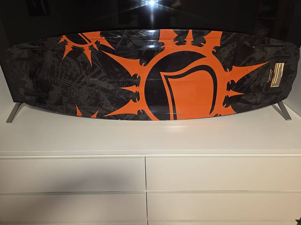 Surfboards & Schwimmbrette: Slingshot Wakeboard 143cm – Gebraucht aus Hittnau von col_2fnj 2