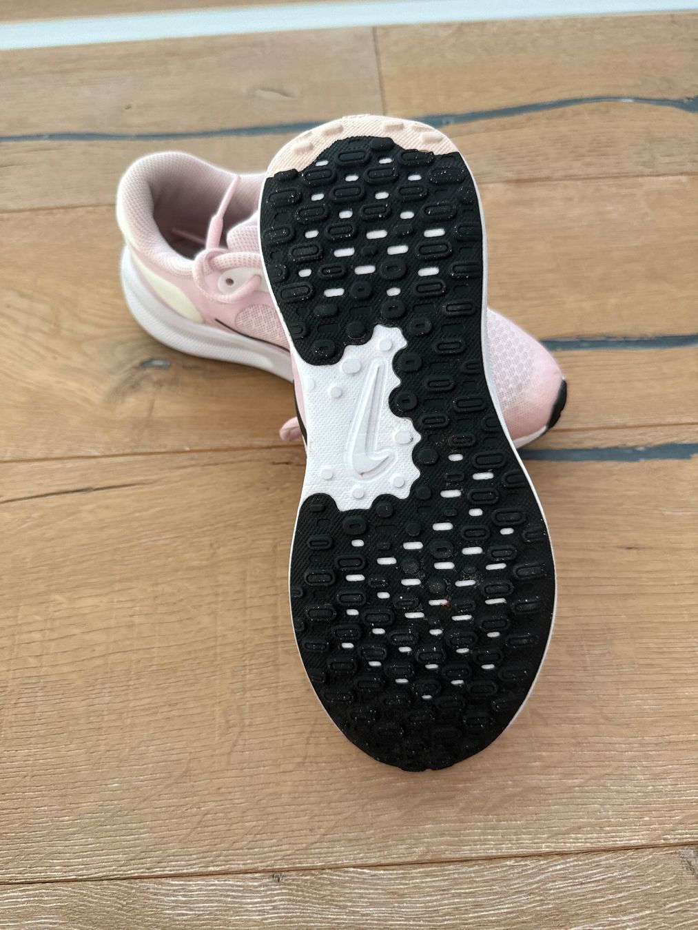 Nike Scarpe per ragazze: Nike Turnschuhe Gr. 35.5 – Usato da Himmelried venduto da Dievole 1