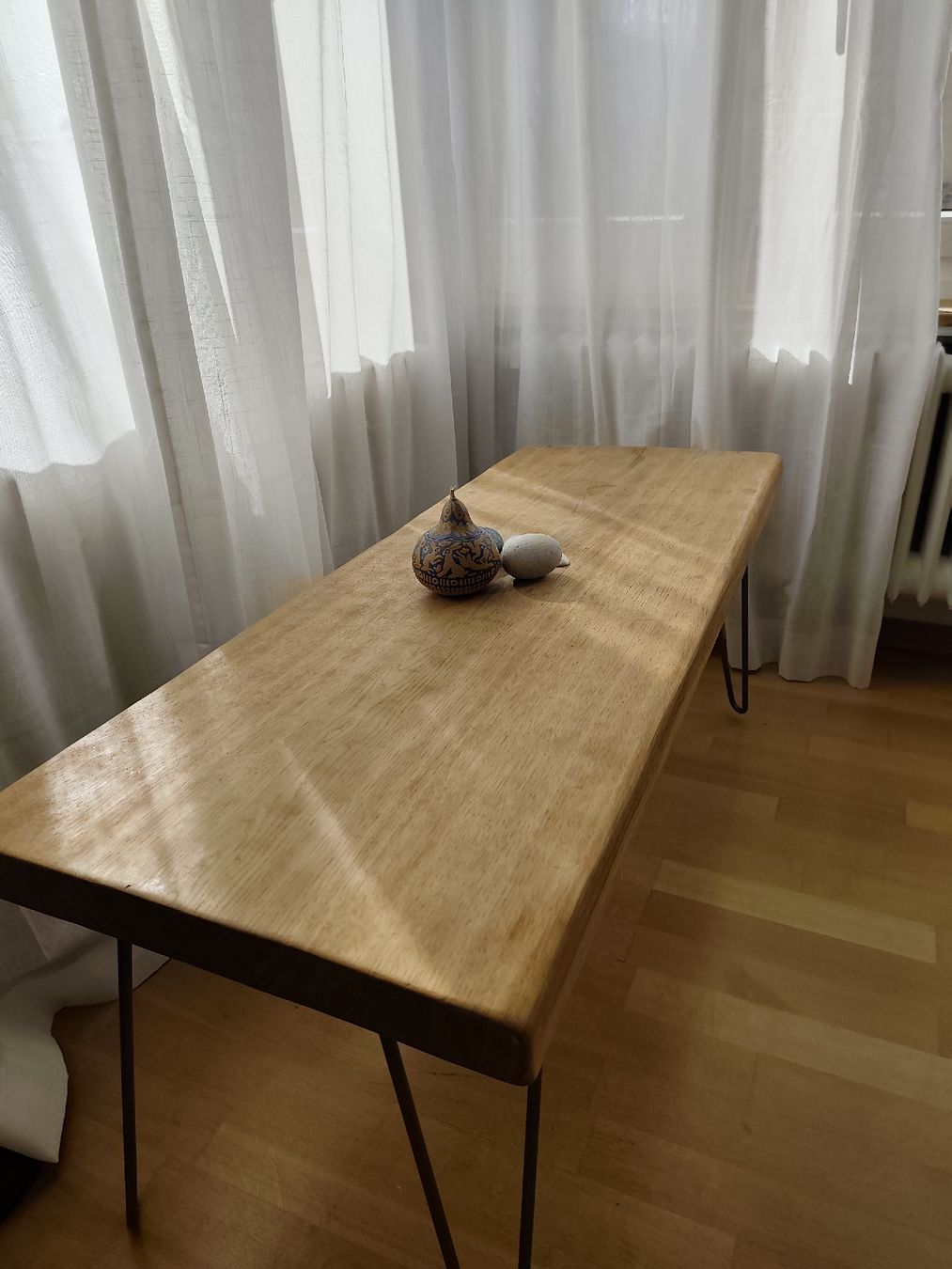 Tische: Holztisch, massive Eiche an einem Stück mit Hairpin Legs – Gebraucht aus Zürich von sofielahanna 5