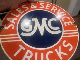 Emailleschild GMC Trucks rund gebraucht mit Roststellen