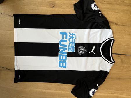 Newcastle Trikot, Shorts, Stulpen und Top