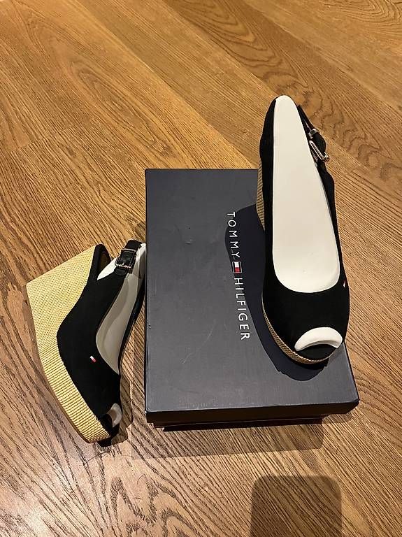 Tommy Hilfiger Damenschuhe: TOMMY HILFIGER BLACK PLATFORM OPEN TOE 38 – Neu und originalverpackt aus Wallisellen von chi_mw7l 2