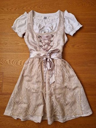 Schönes Dirndl mit Bluse