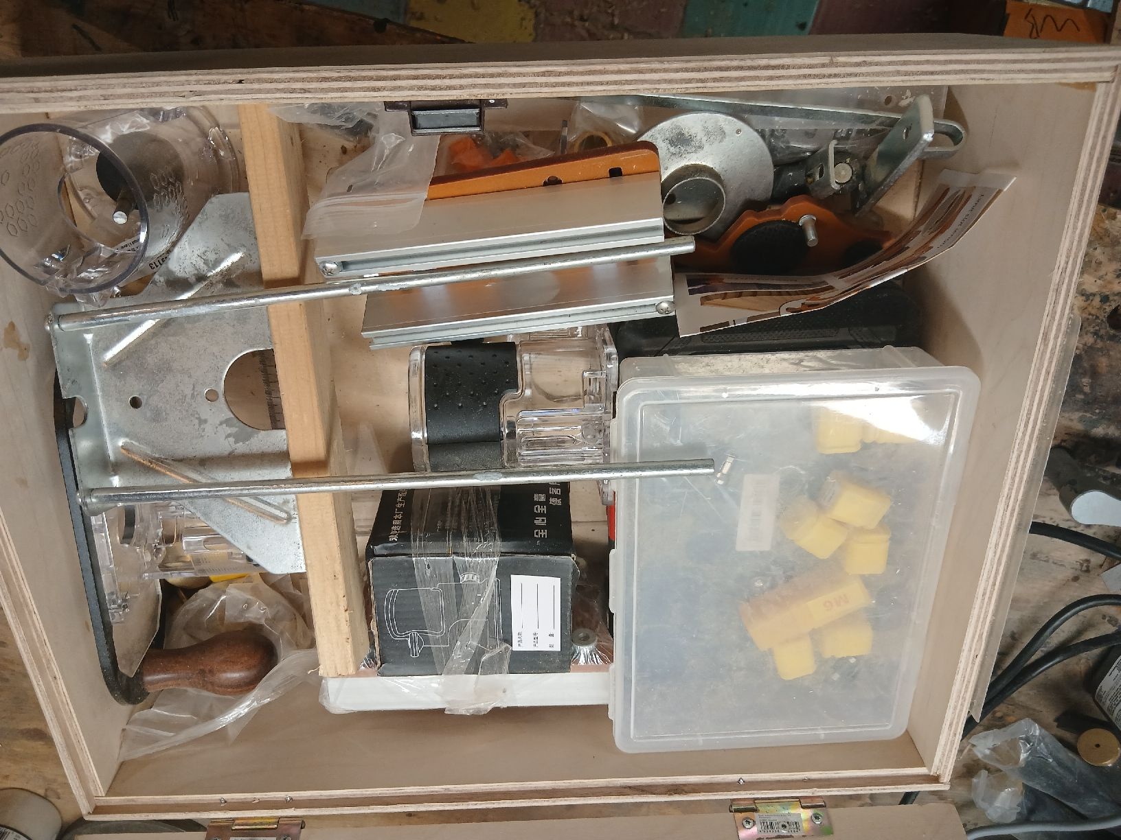 Tutte le macchine: A vendre lot de 2 défonceuses avec accessoires . – Usato da St-Triphon venduto da yer_tx5d 2