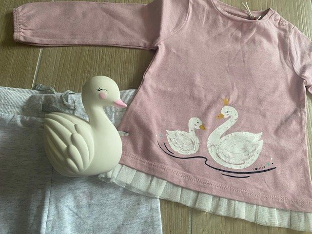 Lotti & Set di vestiti: NEUES, total herziges Baby Set Gr. 68/74 "Schwan" – Nuovo (secondo la descrizione) da Staufen venduto da Nasli 3
