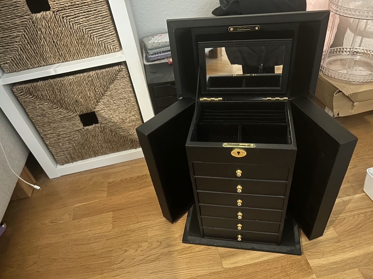 Toutes les décorations: Schmuckschrank – D'occasion à Allschwil par selake990673 1