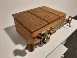 Alte Holzwaage mit Metallteilen gemäss Bilder