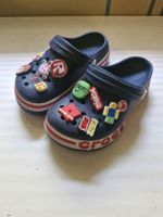 Clogs Grösse 31 dunkelblau mit Roblox-Anhängern