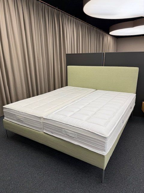 Betten: SCHRAMM Bett Basis 18 mit Kopfteil Change, 180x200 – Neu (gemäss Beschreibung) aus Winterthur von Schlafpunkt