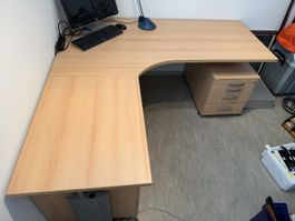 Eckschreibtisch mit zwei passenden Bürocontainern