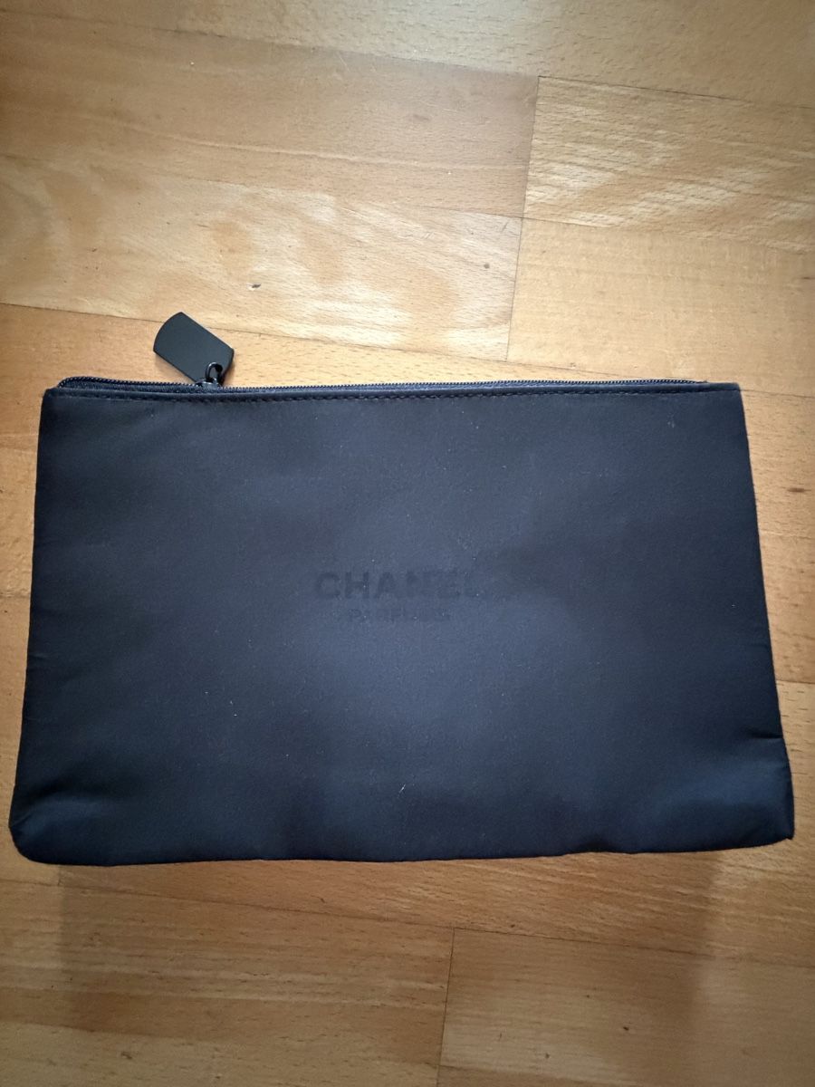 Chanel Custodie per cosmetici: Chanel Necessaire schwarz NEU – Nuovo e nell'imballaggio originale da kloten venduto da domireto