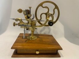 Tour d'horloger complet laiton sur coffret bois ancien
