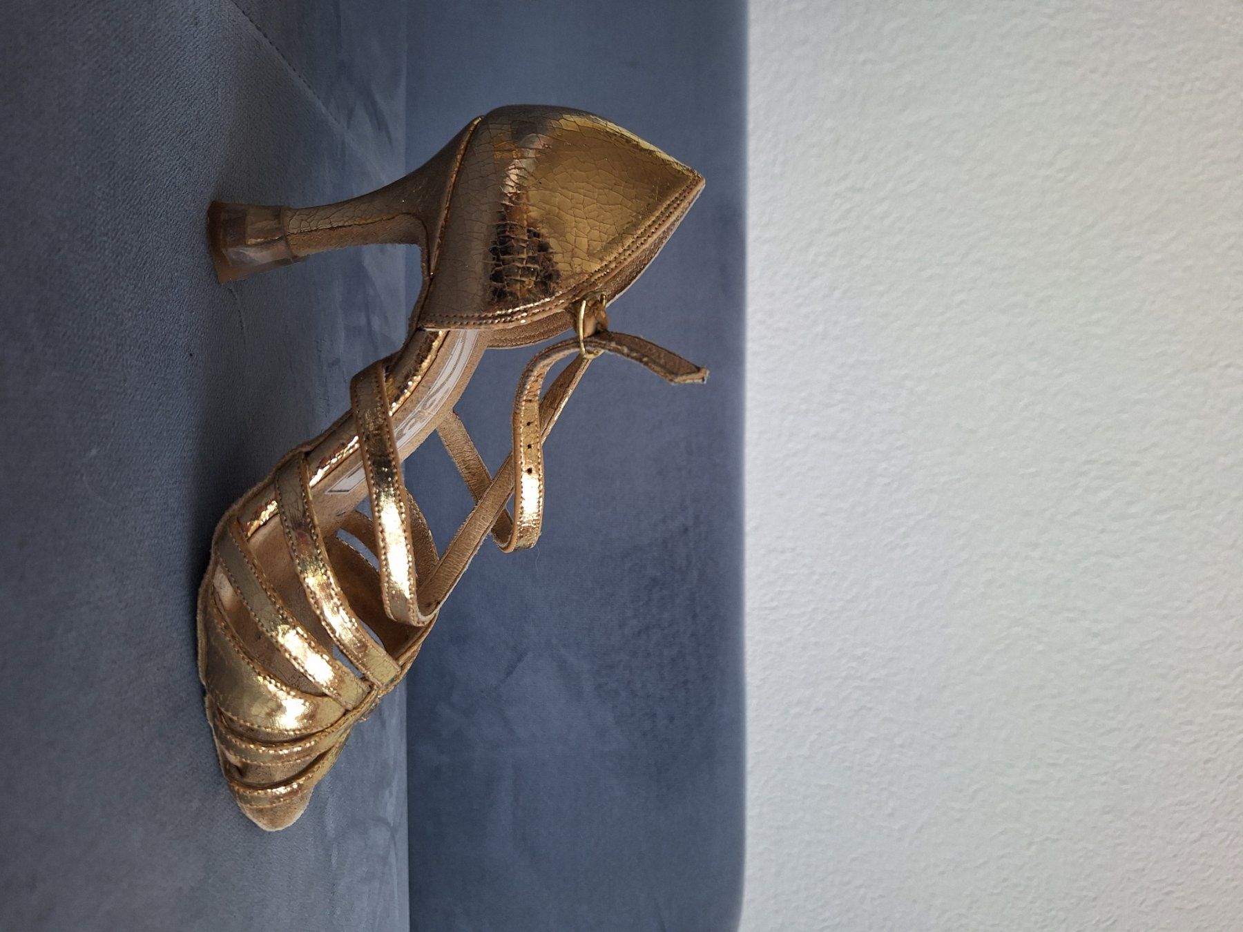 Scarpe da donna: Chaussures de danse dorées à talons état correct – Usato da Ostermundigen venduto da Katjaest01 3