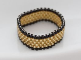 Ring handgefertigt aus goldenen und schwarzen Miyuki Perlen