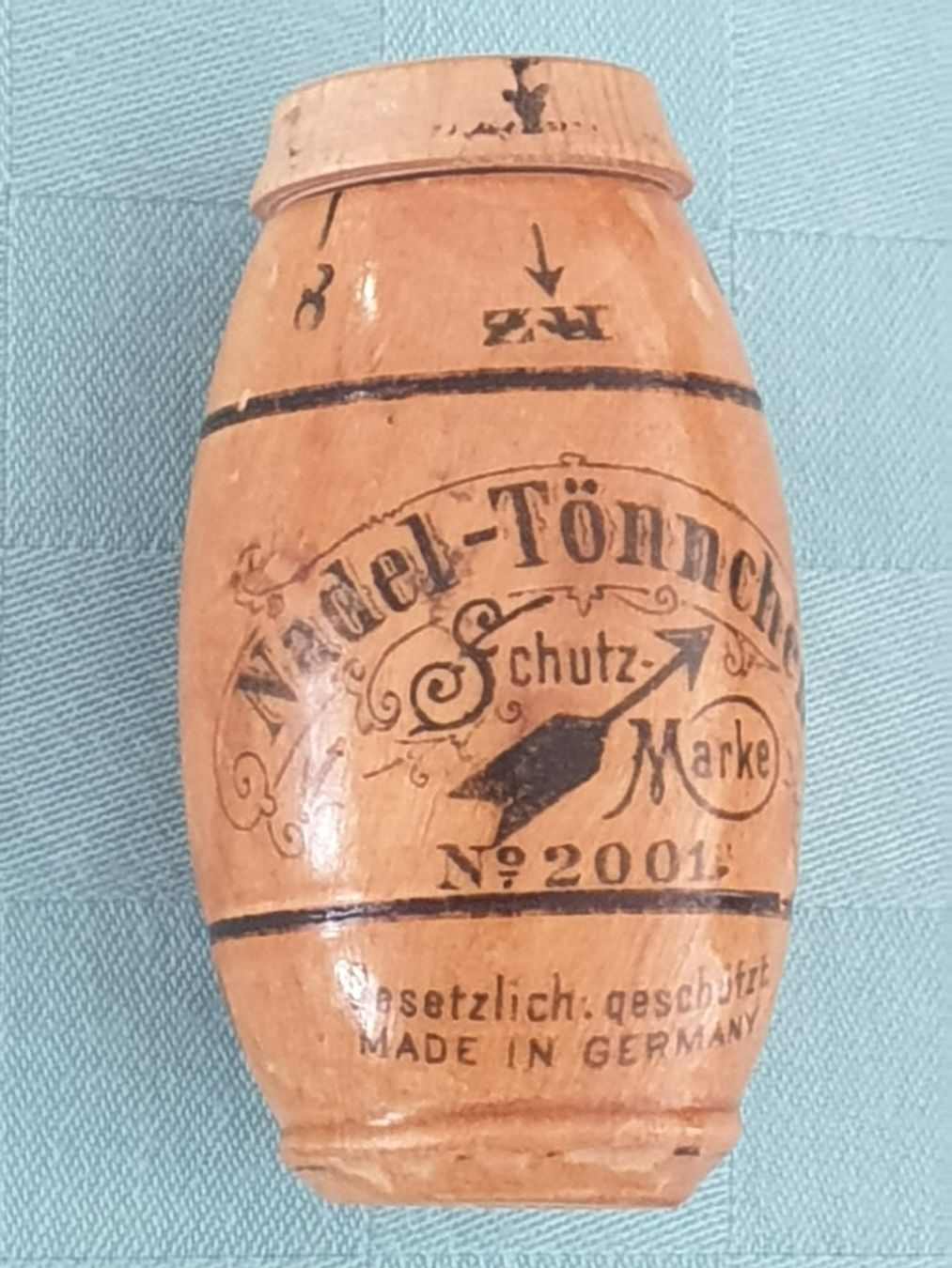Nadeln: antikes Nadel-Tönnchen Schutz-Marke 2001 – Gebraucht aus Mörschwil von spirspi 1