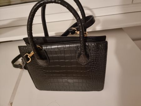 Schicke Handtasche in Kroko-Optik