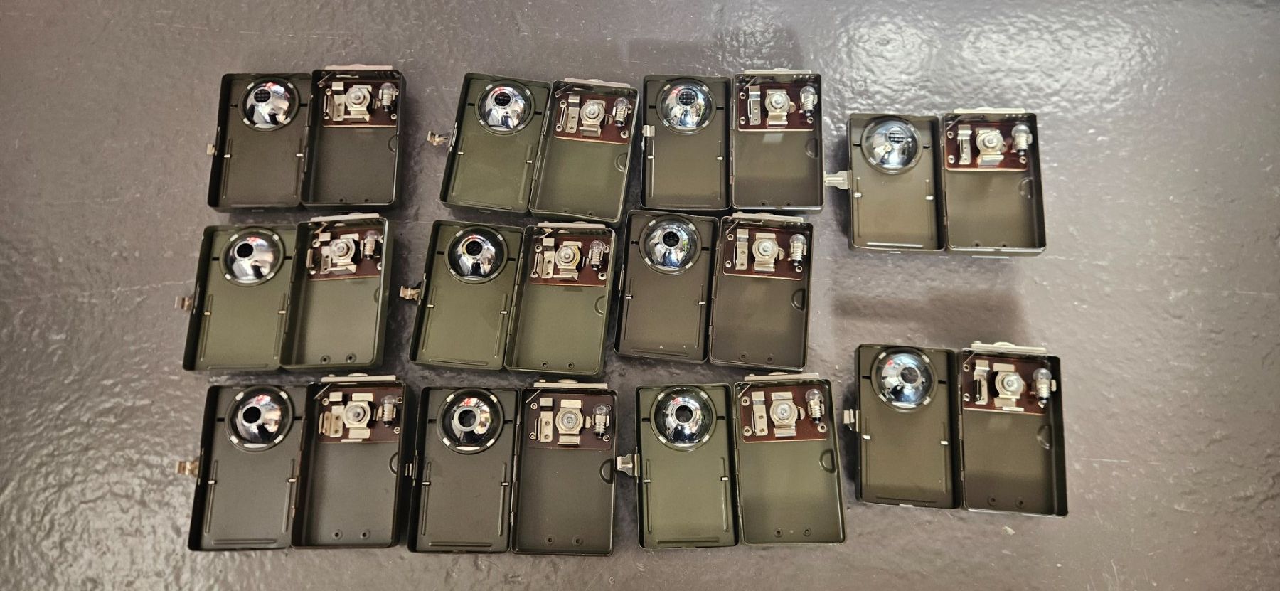 Schweizer Armee Lampade: Schweizer Militär Taschenlampe 80 – Difettoso da Lenk im Simmental venduto da oli66661 1