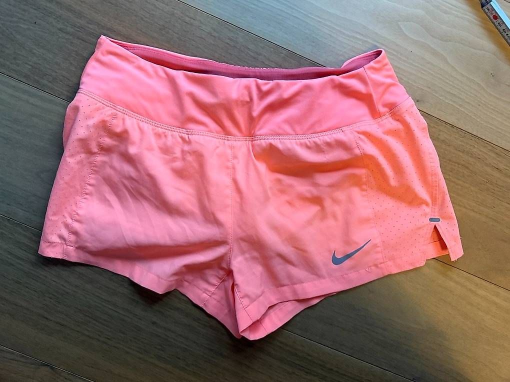 Nike Pantaloni: Shorts Nike - S – Usato da St-Sulpice VD venduto da juhdu