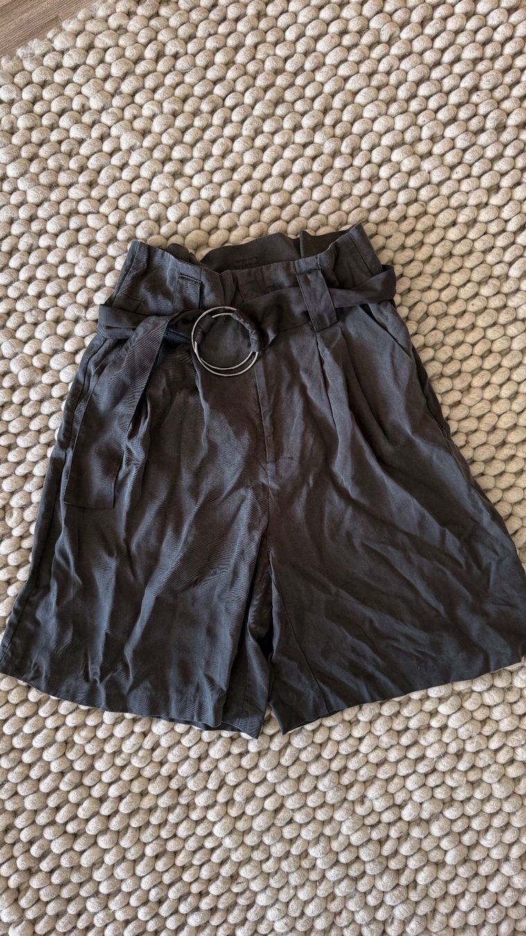 Zara Pantaloni: ZARA Culotte mit Gürtel – Usato da Schaffhausen venduto da melanieisa