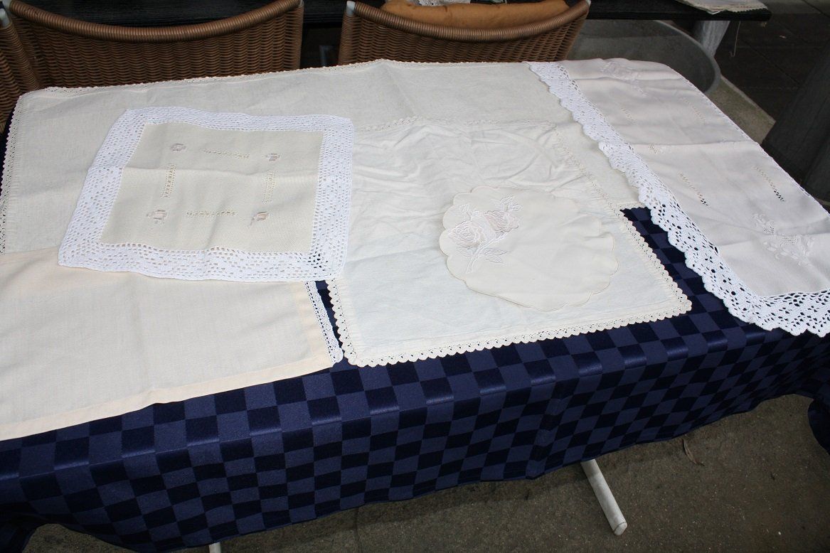 Set di tavolo e panche: Tischdeckeli diverse – Usato da zuchwil venduto da parson65