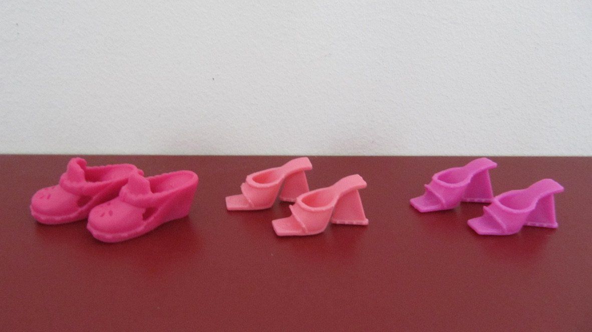 Bambole: Barbieschuhe Set mit Regal, verschiedene Paare – Usato da Brunnen venduto da Kiwiland1 2