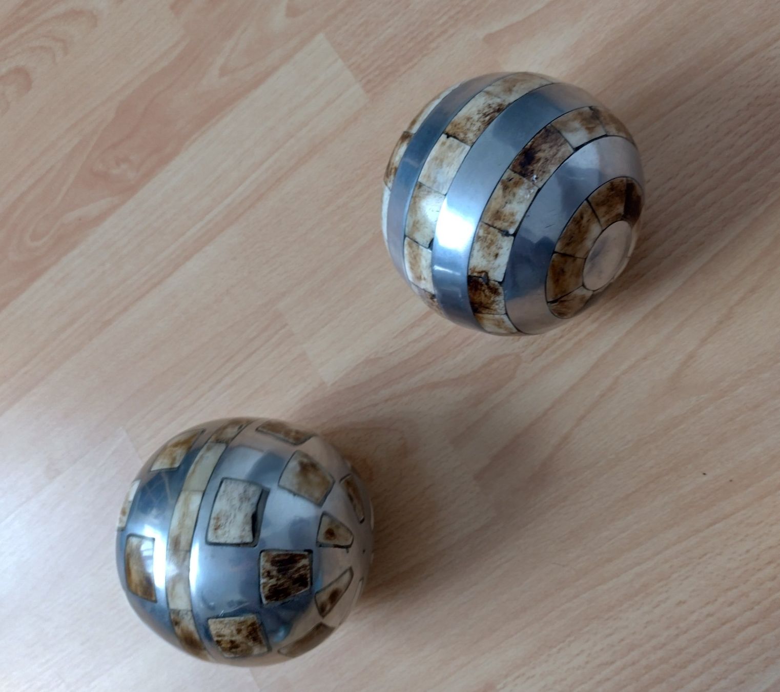 Tutte le decorazioni: DEKOR KUGELN HOLZ MIT SILBER – Usato da Romanshorn venduto da Stubsinator 1