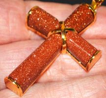 Anhänger L-9512 – Goldener Sandstein Kreuz 4,5x3cm goldig
