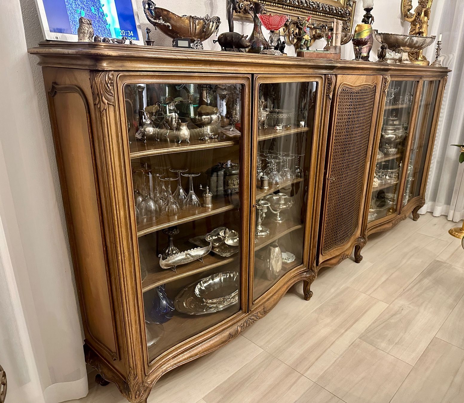 Vitrinen: Sideboard Chippendale England – Gebraucht aus Rümlang von Miscellanico