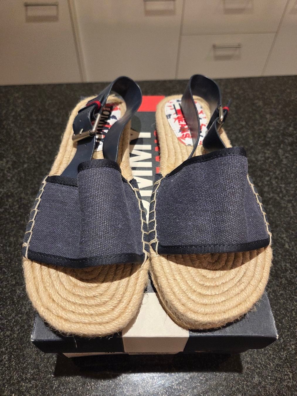 Tommy Hilfiger Scarpe da donna: Letze Chance Tommy Hilfiger Espadrilles, Essential Flat , 38 – Nuovo (secondo la descrizione) da Pfäffikon ZH venduto da miracle13