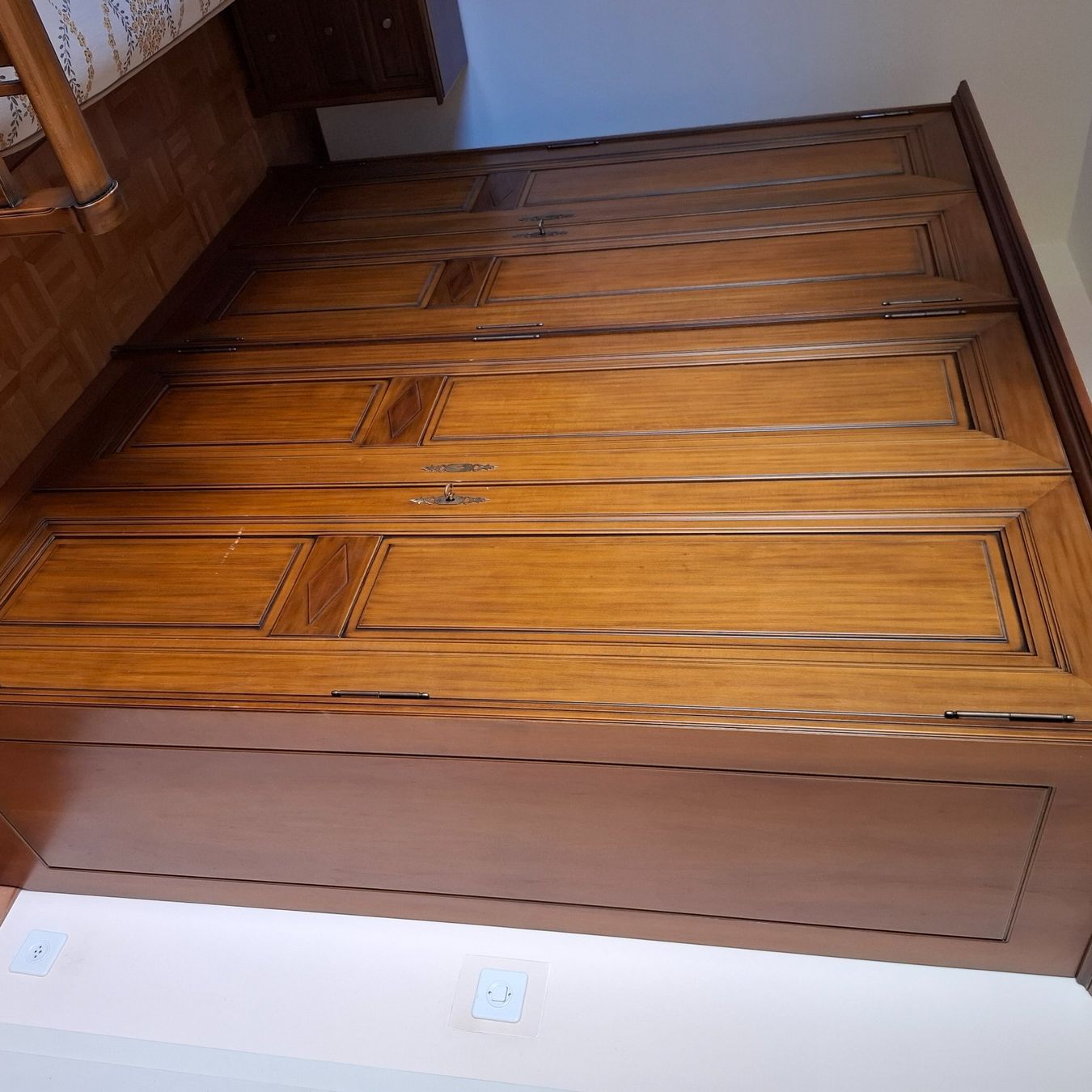 Betten: Belle chambre complète en bois massif – Gebraucht aus Préverenges von jeand55 1