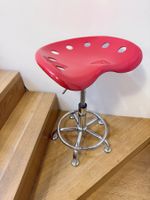 Roter Hocker im Traktor Design - höhenverstellbar