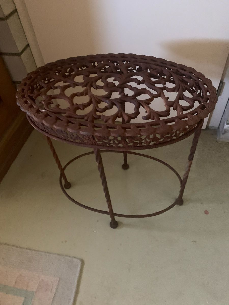 Tables: Metallischer Beistelltisch  – D'occasion à Brugg AG par Simone92 1