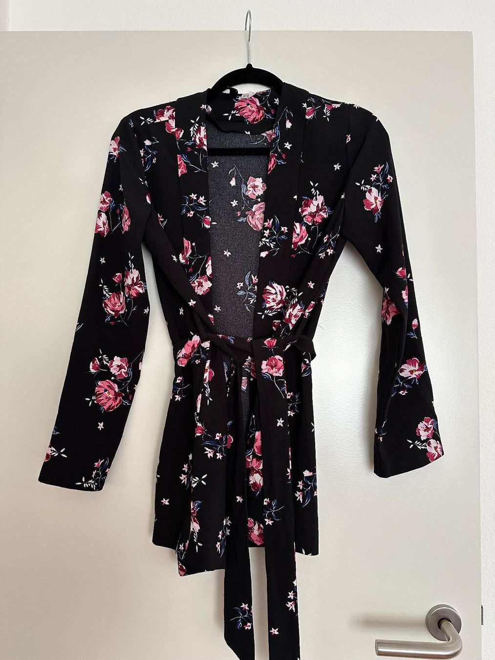 Art international: Kimono mit Gürtel und Blumenmuster – Neuf (Voir description) à Lustmühle par sar_7xmy