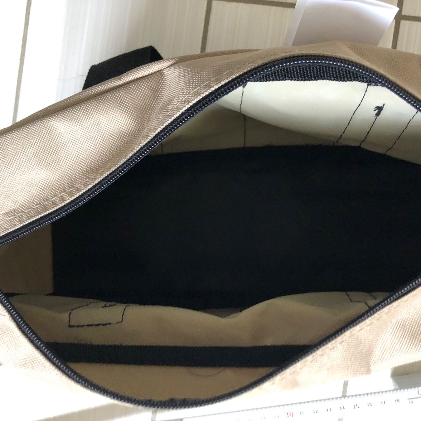 Borse: Tasche mit 8 Seitentaschen. 33/16/12cm – Usato da Arth venduto da Vrecam51 3