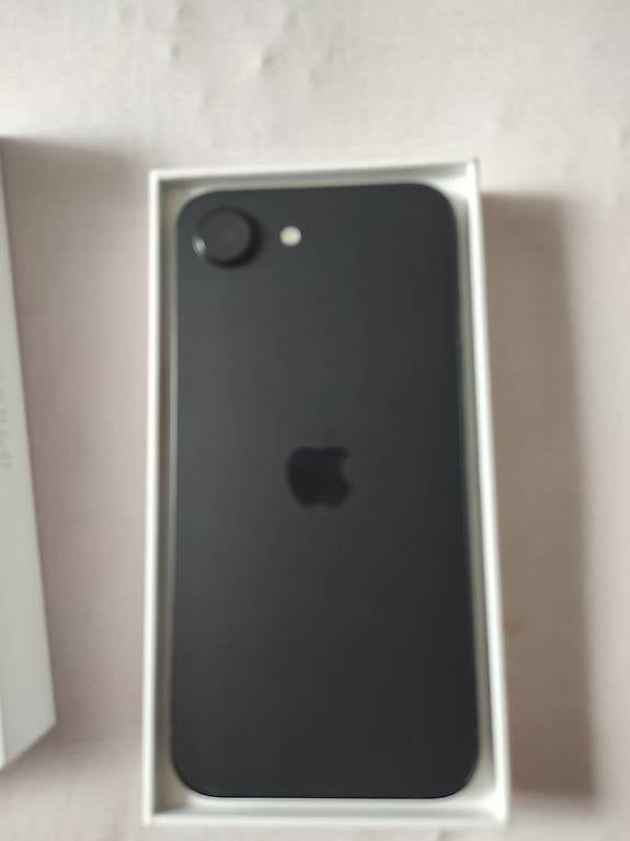 Handys / Smartphones: iPhone 16e Batterie  97% – Gebraucht aus Reinach BL von mil_b29q