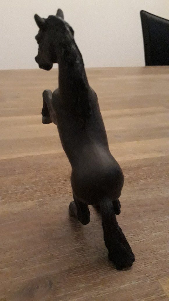 Statuette: schwarzes stolzes Plastikpferd – Usato da Freudwil venduto da Feenland2010 3