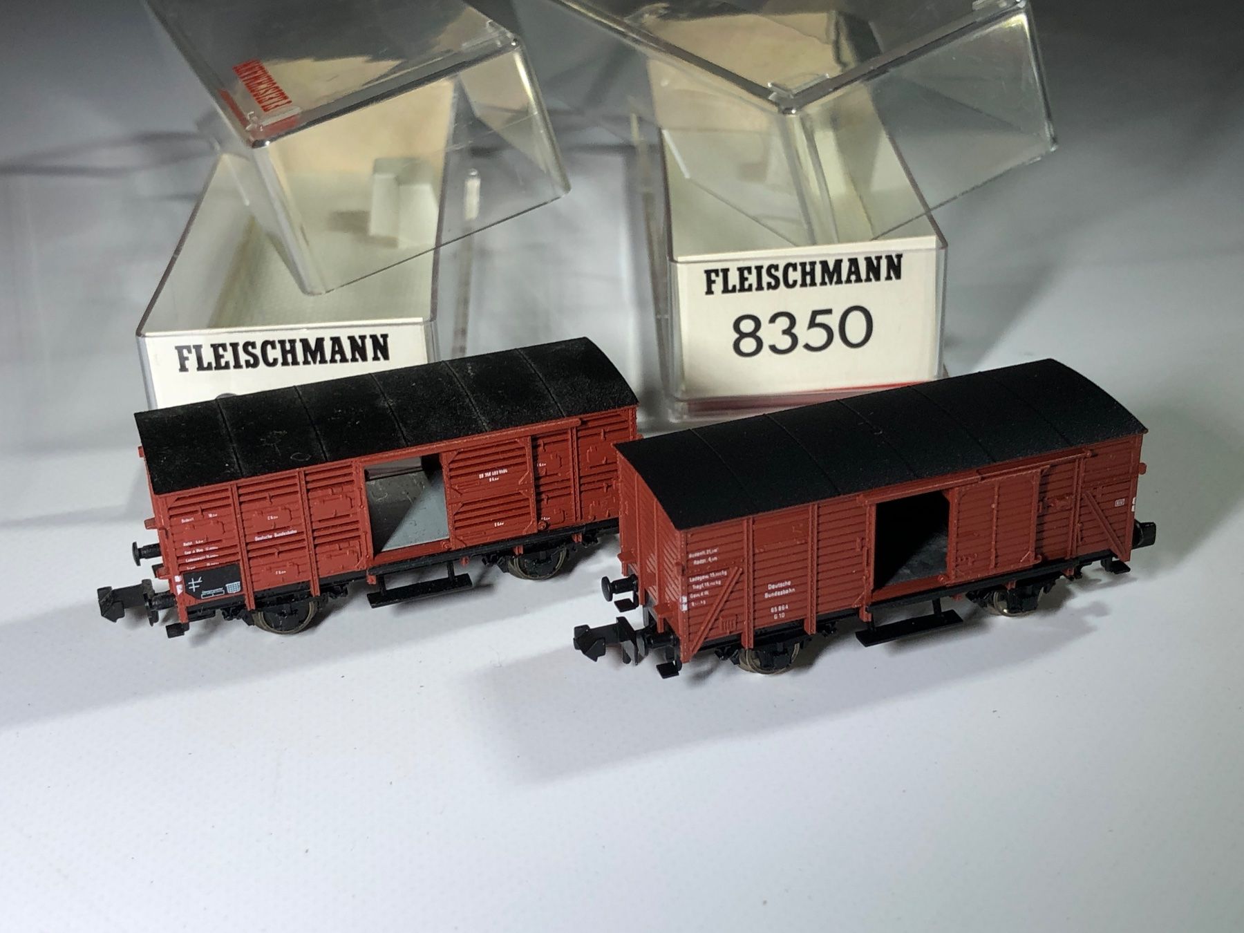 Fleischmann Modelleisenbahnen: 2x Fleischmann Güterwagen gedeckt 8350, Spur N – Gebraucht aus Bergdietikon von Garak