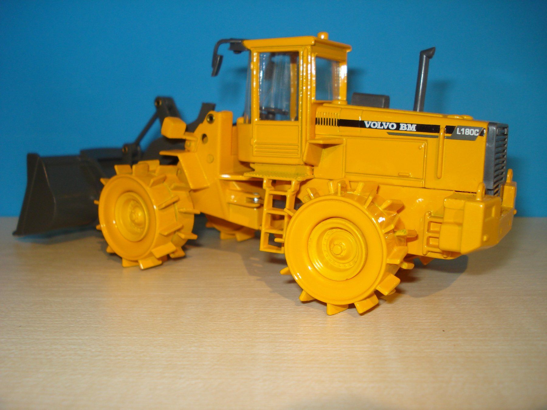 Modellbausätze & Standmodelle: VOLVO BM L 180 C Radlader / Compactor – Neu (gemäss Beschreibung) aus Mitlödi von worker04 2