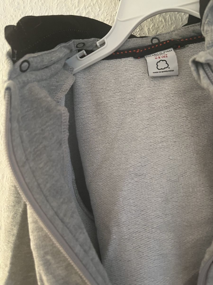 Pullover & Sweatshirts: Sweat à capuche Polarn O. Pyret 6-8 ans – Gebraucht aus Geneve von maremonte 3