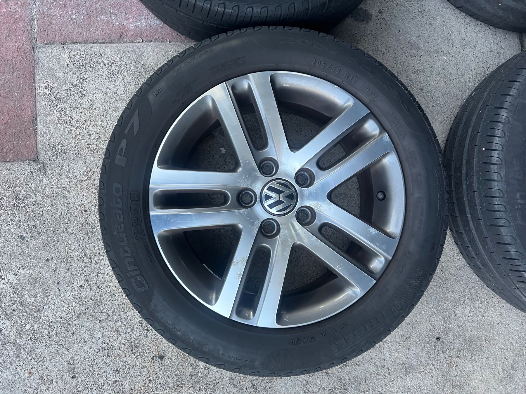 Volkswagen Pneumatici & Ruote complete: VW Golf Eos Jetta Passat Sommerräder – Usato da Jona venduto da Tupi2 4