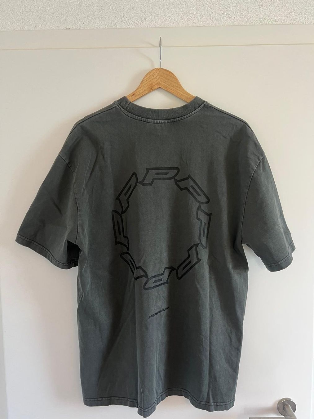 Pegador T-shirt: T-Shirt Pegador Gris – Nuovo (secondo la descrizione) da Môtiers NE venduto da ElGreco3099 2