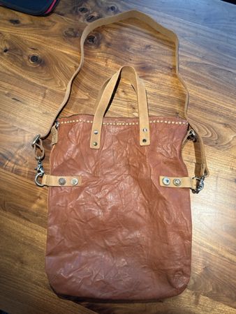 Cognacfarbene Handtasche Noosa aus Leder mit Nieten