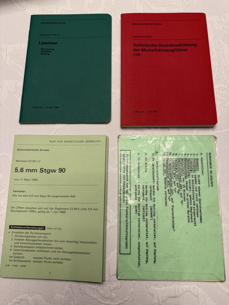 Bücher: 4 Armee Schweiz Reglemente Top Zustand – Gebraucht aus Altdorf UR von rlx