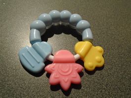 Rassel, blau/Anhänger blau/rosa/gelb