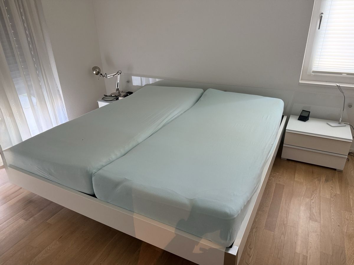 Betten: Doppelbett inkl. Nachttisch und Kommode – Gebraucht aus Aarwangen von wifag70