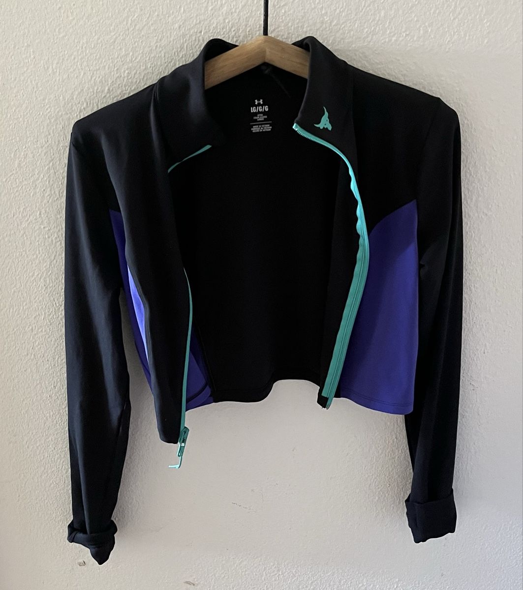 Under Armour Jacken: Project Rock Under Armour Jacket, Size L, Cropped Fit – Neu (gemäss Beschreibung) aus Zürich von chisabella