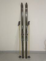 Ski (Nr. 37), Holzski ca. Ende der 1950er Jahre mit Stöcken
